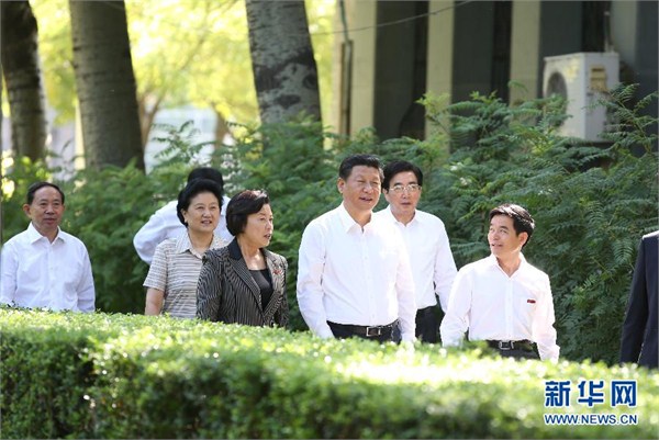 9月9日,中共中央总书记、国家主席、中央军委主席习近平来到北京师范大学看望教师学生,向全国广大教师和教育工作者致以崇高的节日敬礼和祝贺。