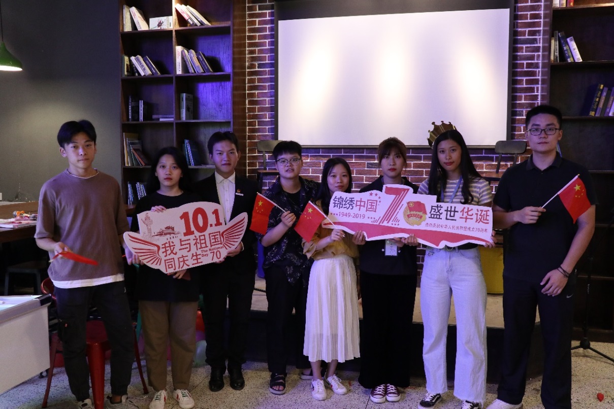 说明: 图片包含 人员, 室内, 地板, 墙壁描述已自动生成