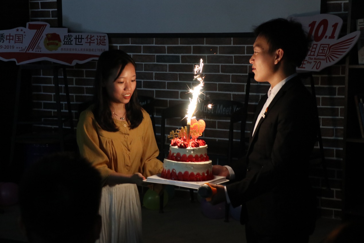 说明: 图片包含 人员, 室内, 墙壁, 男士描述已自动生成