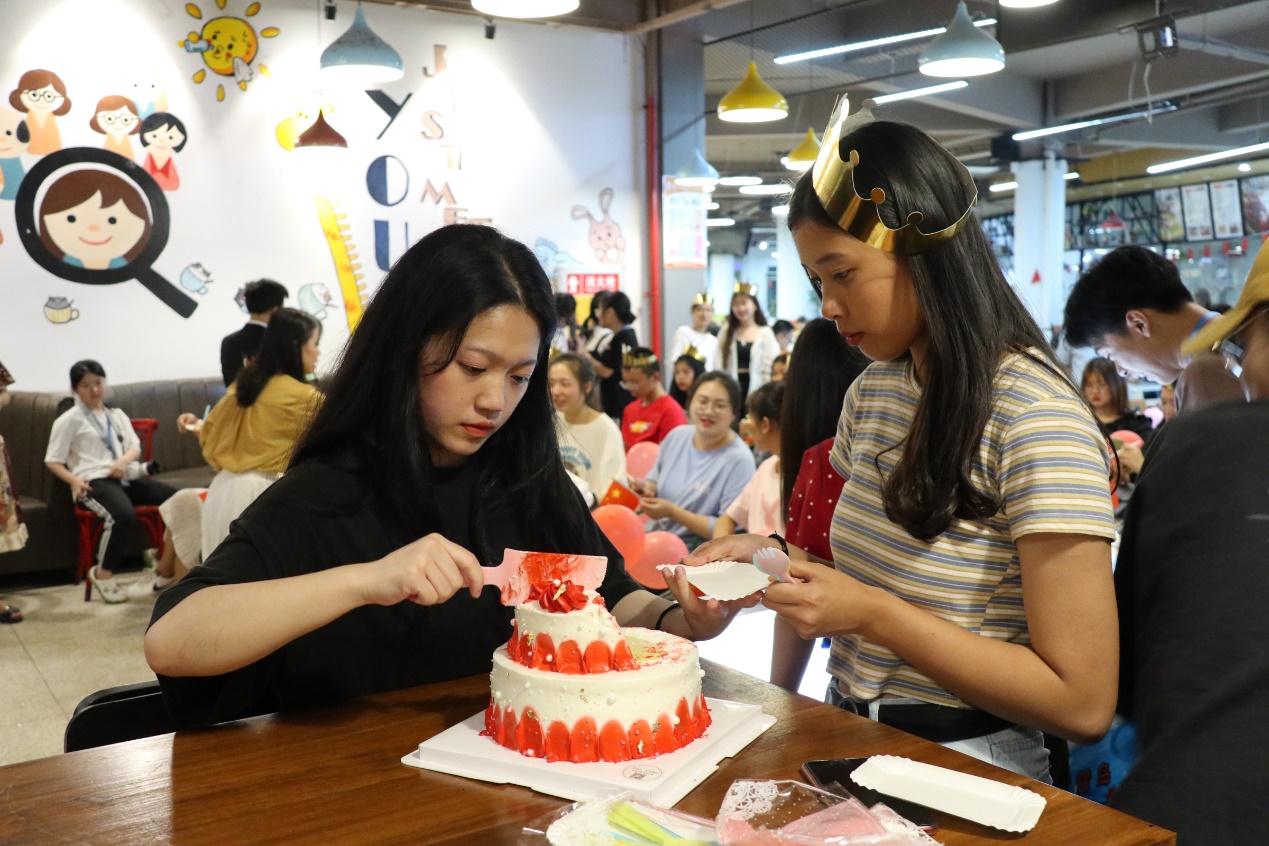 说明: 图片包含 人员, 蛋糕, 室内, 餐桌描述已自动生成